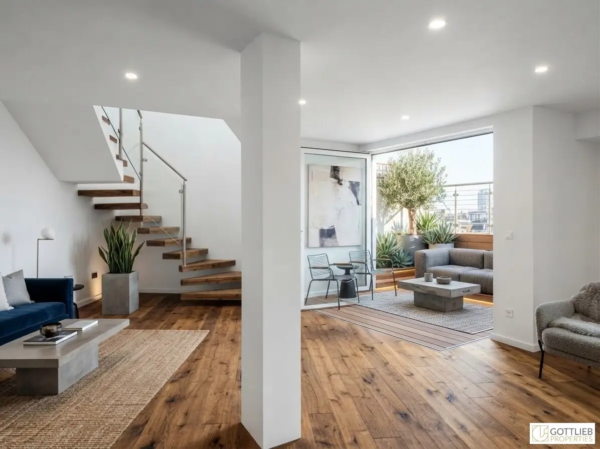 Close to U3 and U6 subway! High-quality 3-room attic apartment with south terrace in comprehensively renovated Gründerzeit building