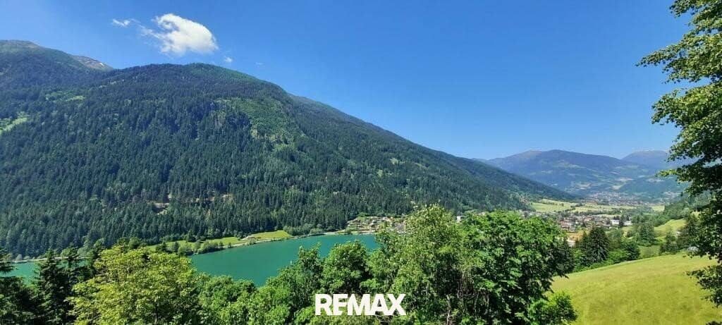Chalet with panoramic lake view – a place that enlivens
