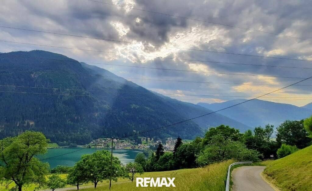 Chalet with panoramic lake view – a place that enlivens