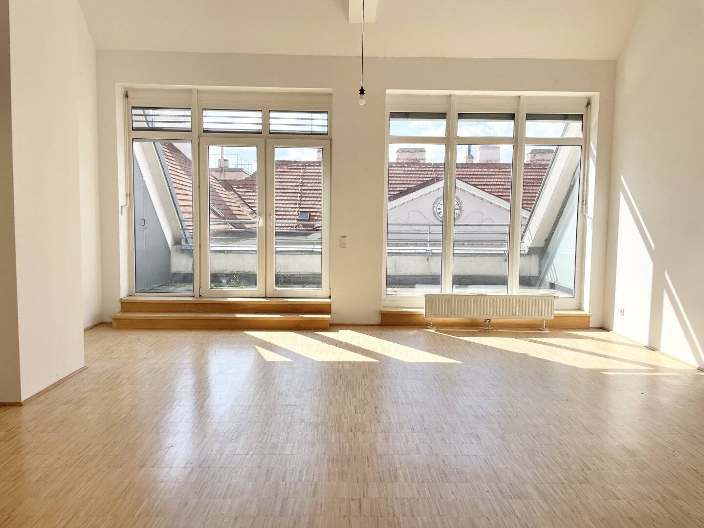 COMMISSION-FREE FROM THE OWNER! EXCEPTIONALLY LARGE APARTMENT NEAR NASCHMARKT!