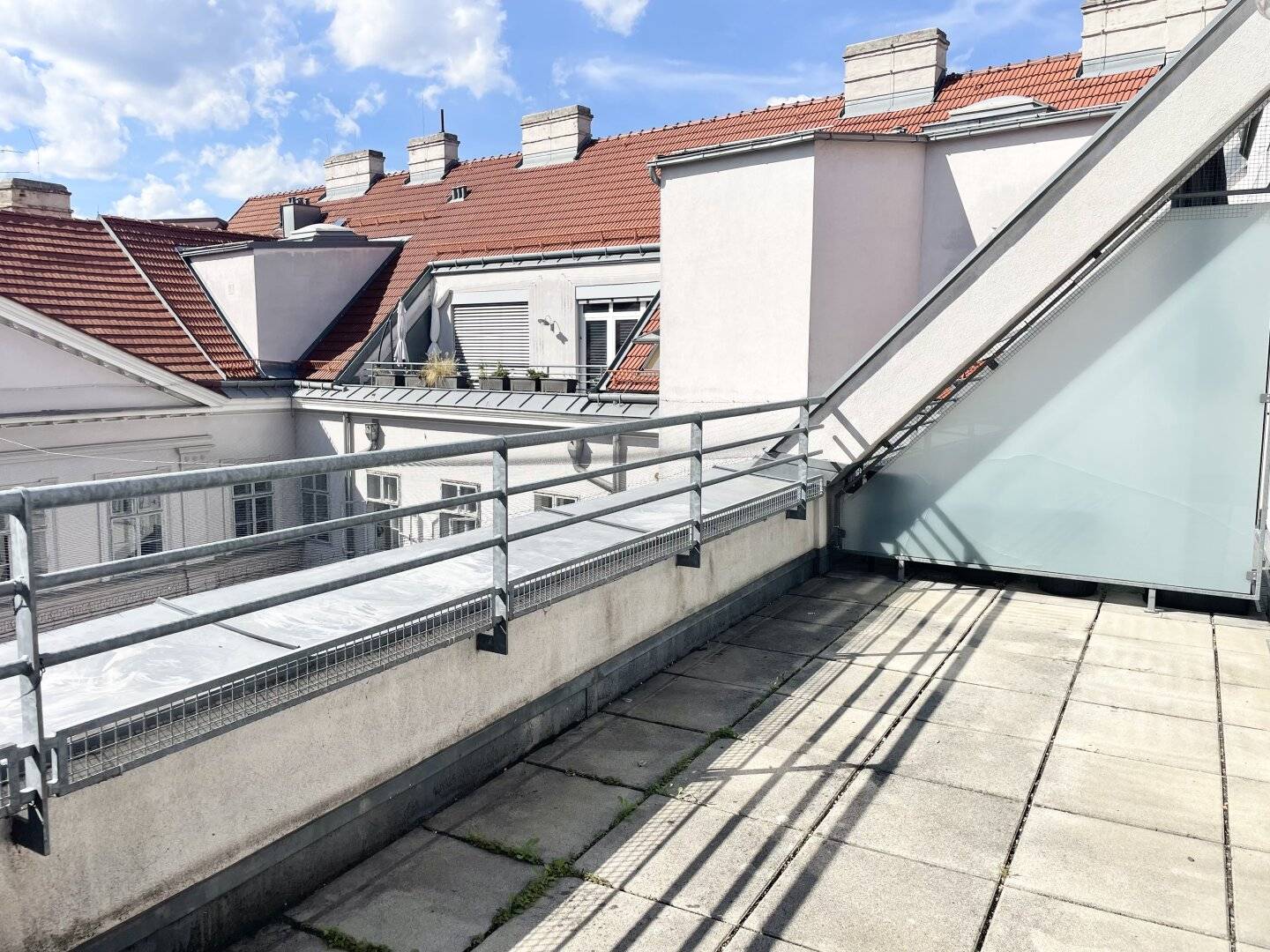 COMMISSION-FREE FROM THE OWNER! EXCEPTIONALLY LARGE APARTMENT NEAR NASCHMARKT!