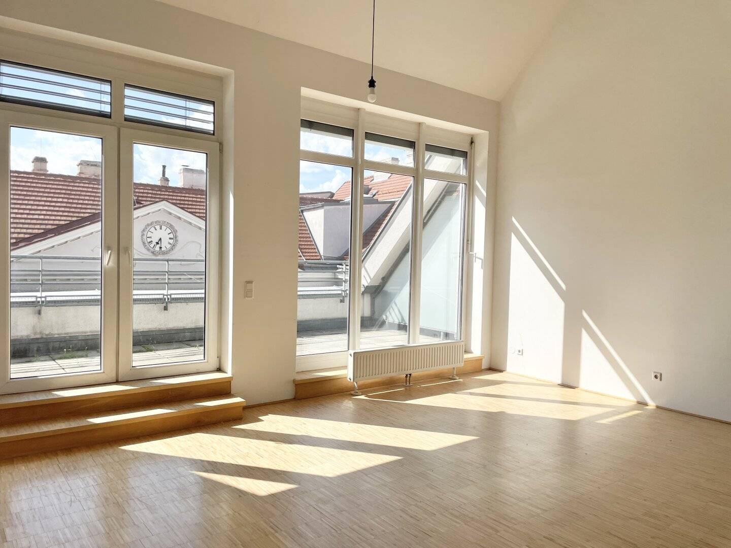 COMMISSION-FREE FROM THE OWNER! EXCEPTIONALLY LARGE APARTMENT NEAR NASCHMARKT!