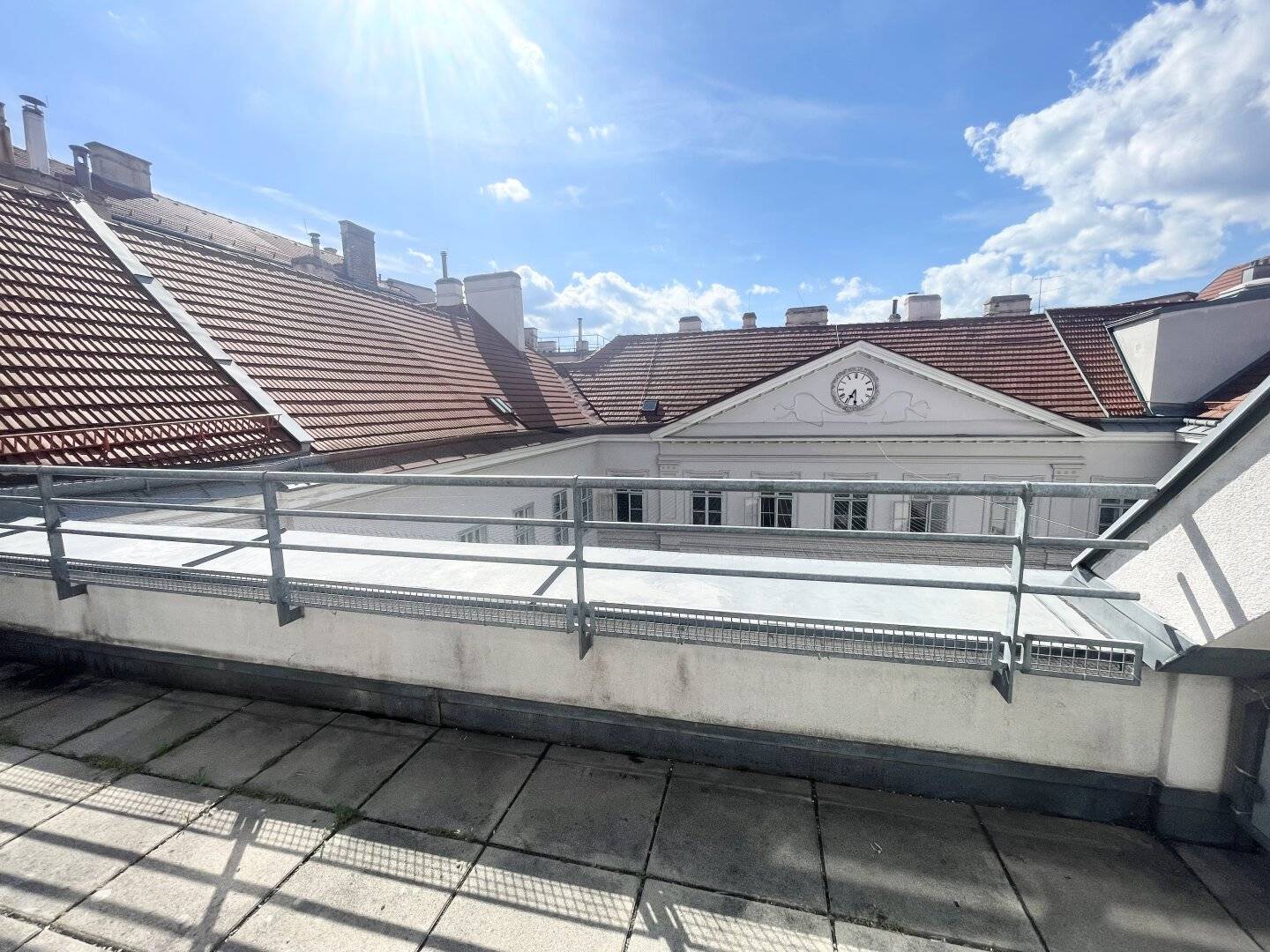 COMMISSION-FREE FROM THE OWNER! EXCEPTIONALLY LARGE APARTMENT NEAR NASCHMARKT!