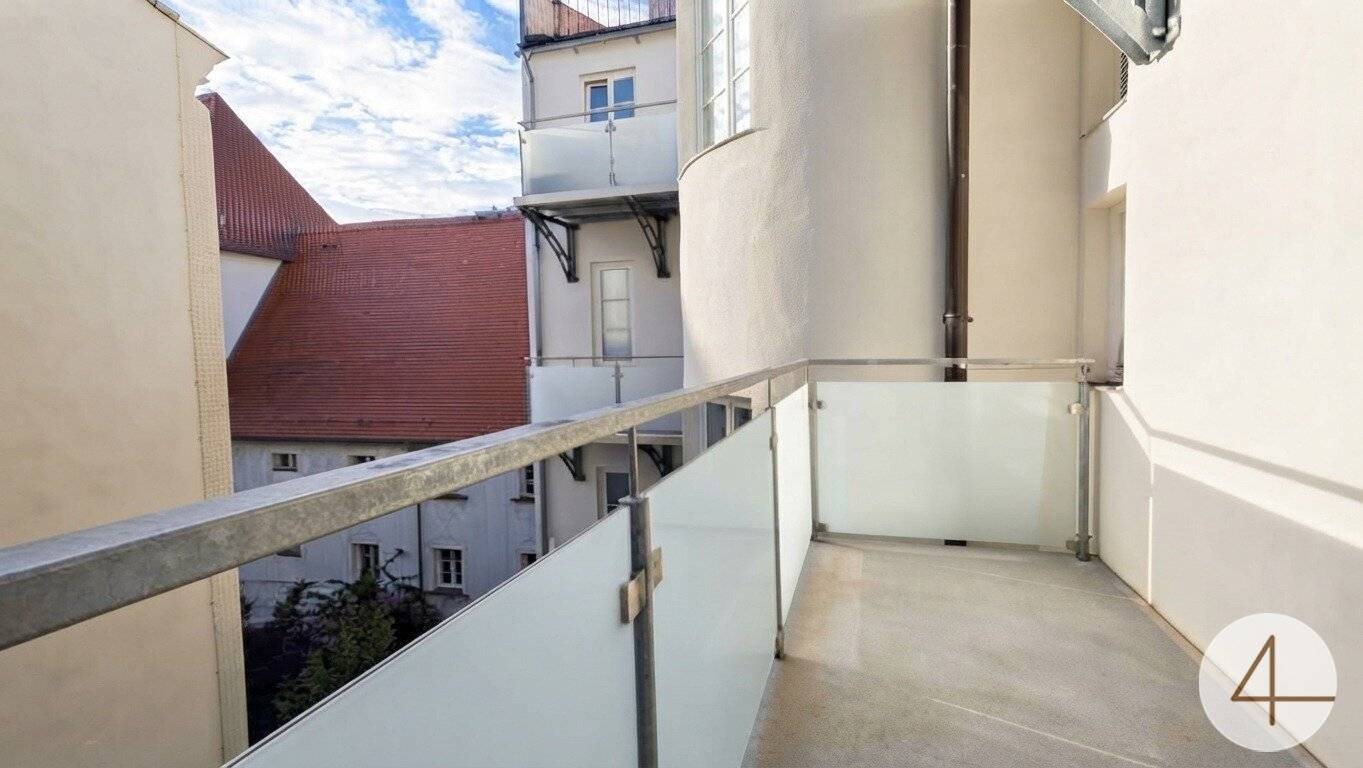 Rarity in Krems: Charming 3-room period apartment with balcony and elevator directly at the Stadtpark