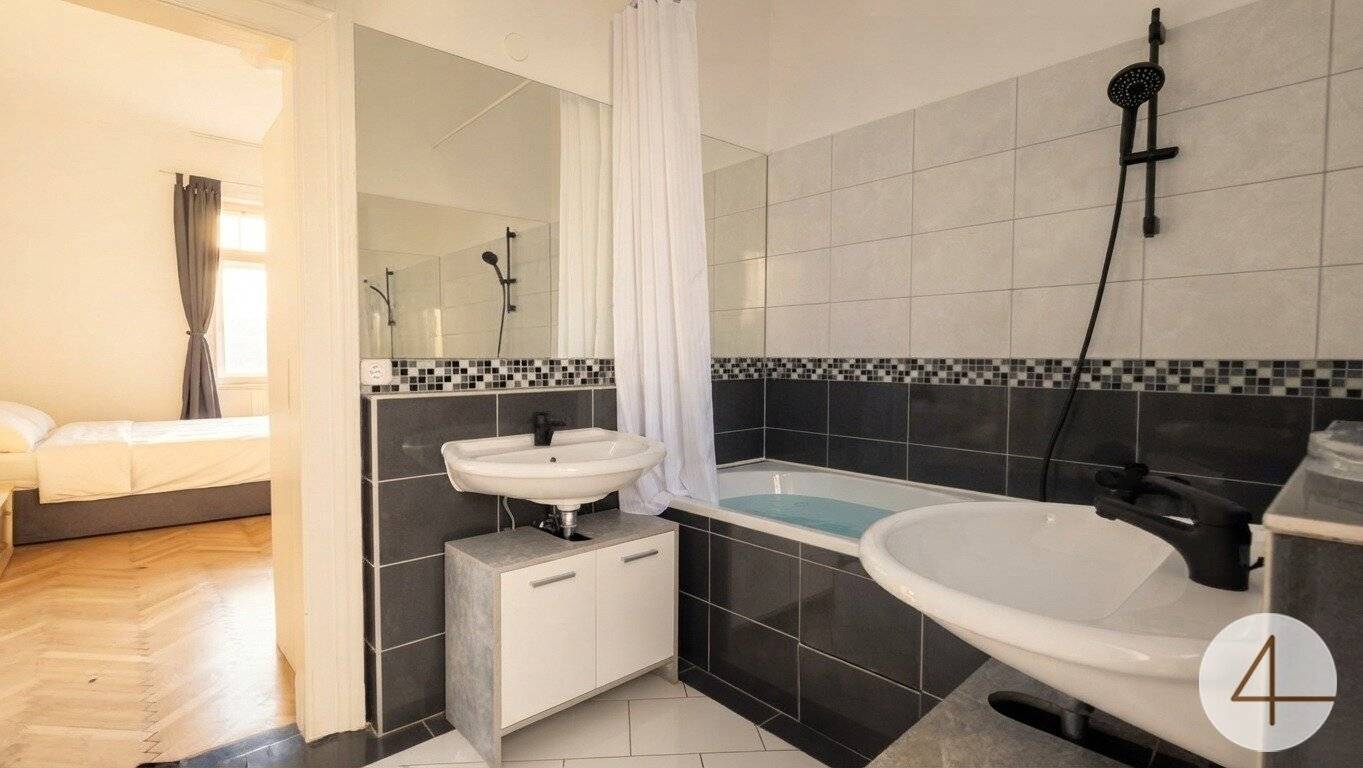 Rarity in Krems: Charming 3-room period apartment with balcony and elevator directly at the Stadtpark