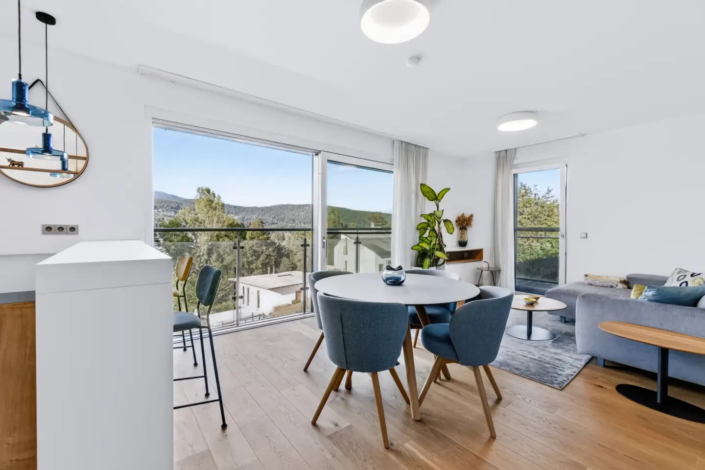 Wide view over Velden: 3-room new build apartment within walking distance to the center