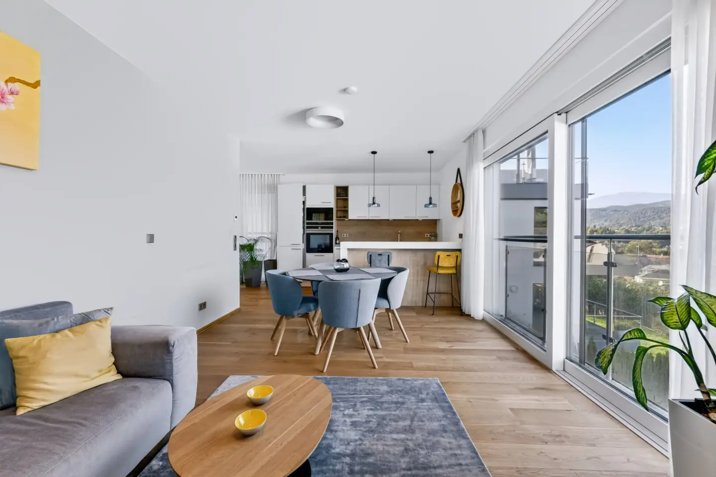 Wide view over Velden: 3-room new build apartment within walking distance to the center