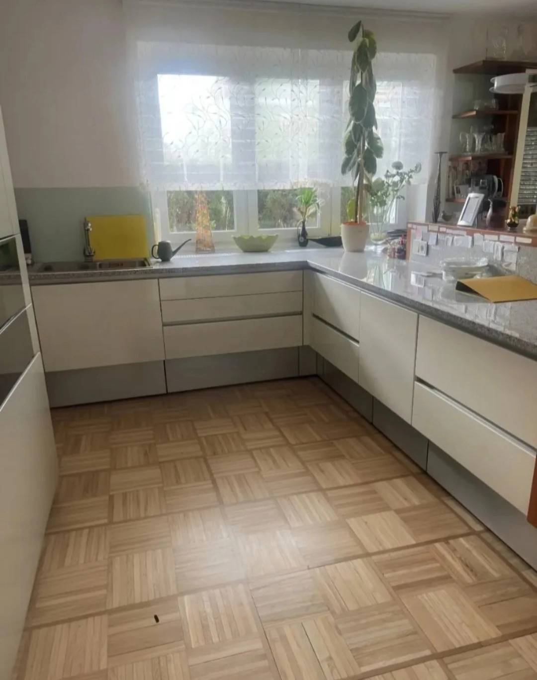 Quiet family apartment with large garden and conservatory