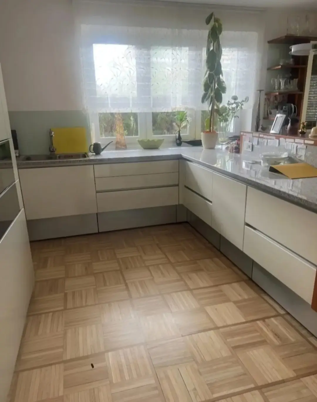 Quiet family apartment with large garden and conservatory