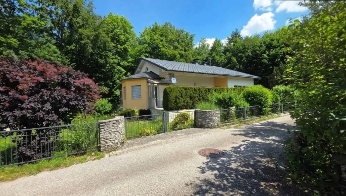 Quiet family apartment with large garden and conservatory