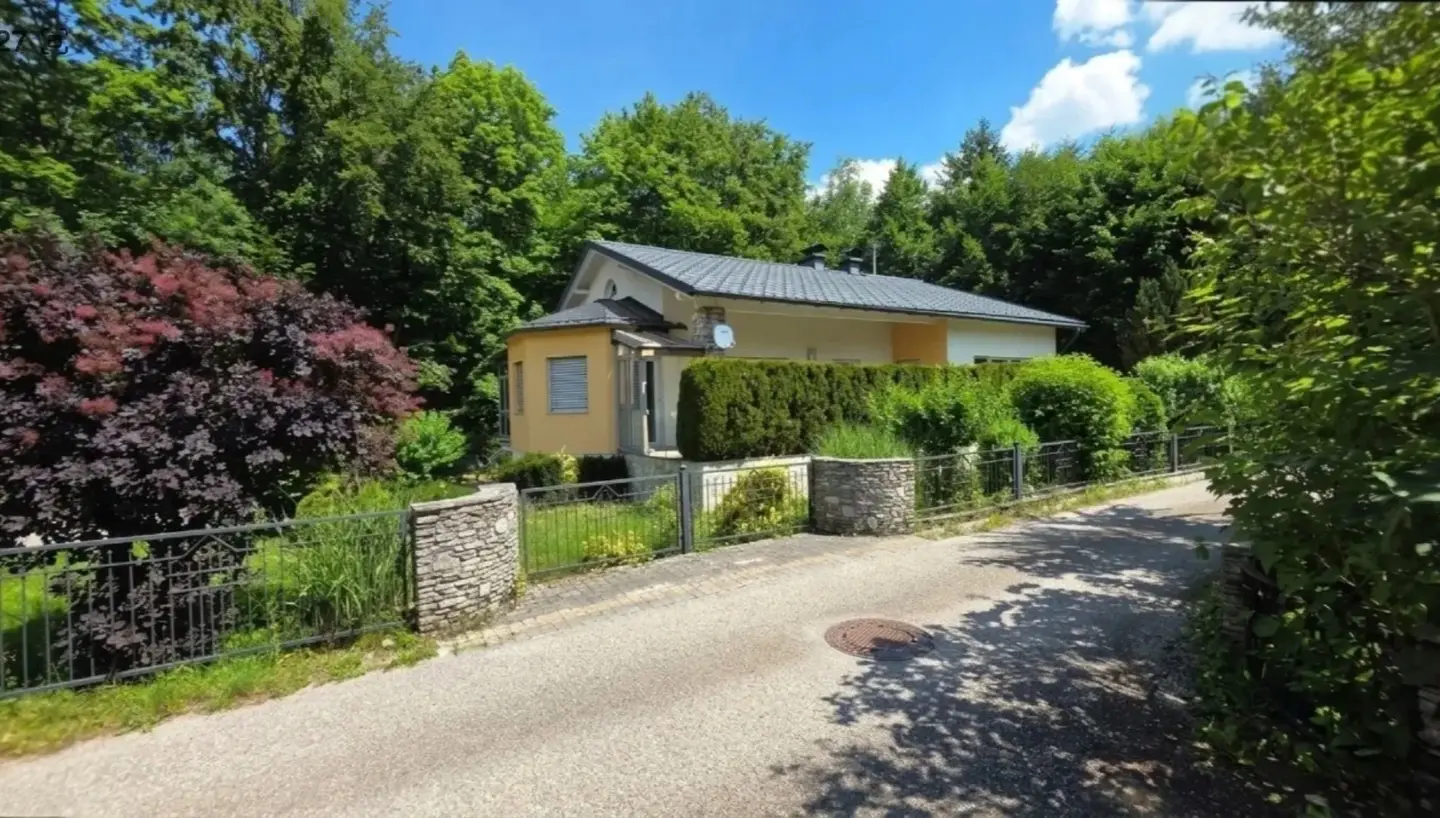 Quiet family apartment with large garden and conservatory