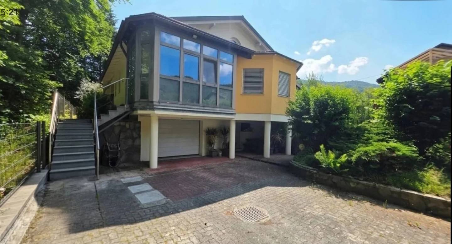 Quiet family apartment with large garden and conservatory