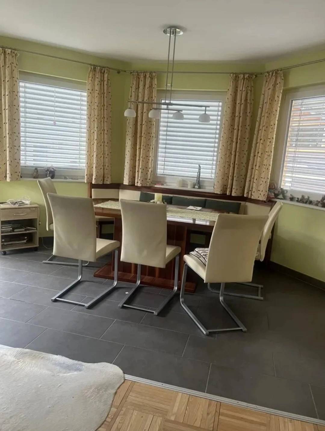 Quiet family apartment with large garden and conservatory