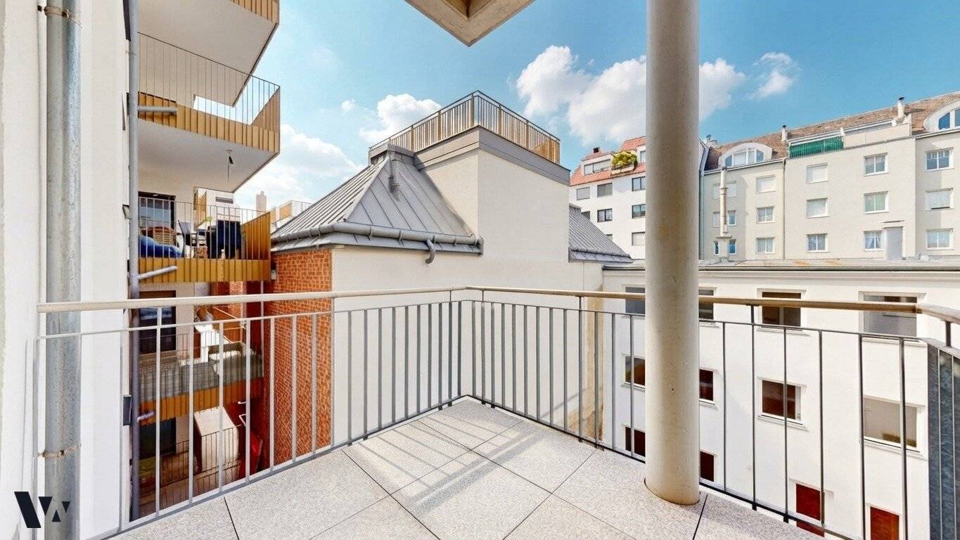 OLD BUILDING DREAM WITH BALCONY | 3-ROOM APARTMENT WITH SUN ON BOTH SIDES