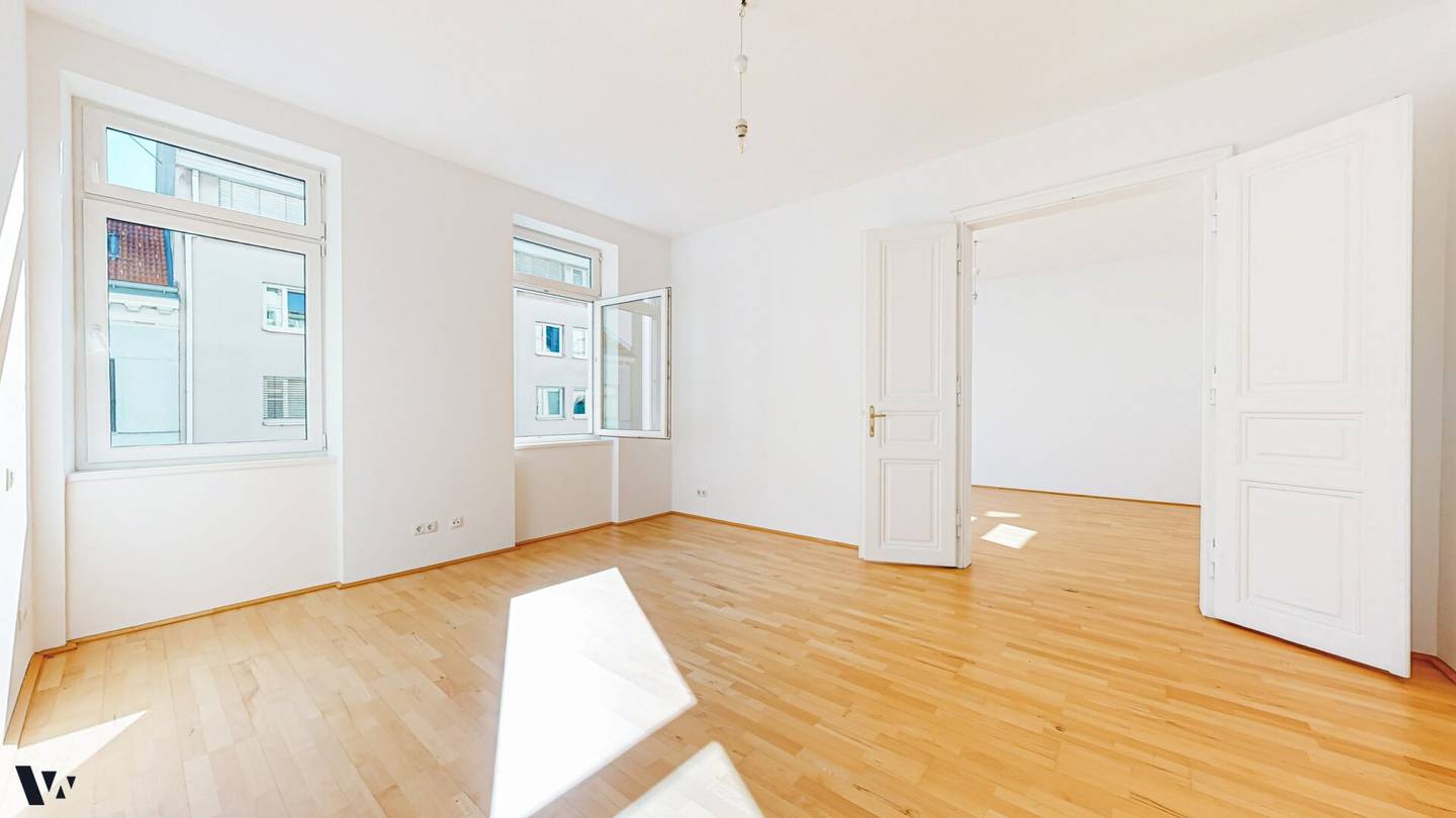OLD BUILDING DREAM WITH BALCONY | 3-ROOM APARTMENT WITH SUN ON BOTH SIDES