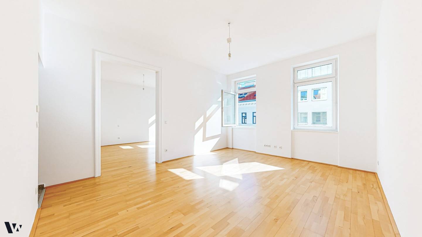OLD BUILDING DREAM WITH BALCONY | 3-ROOM APARTMENT WITH SUN ON BOTH SIDES