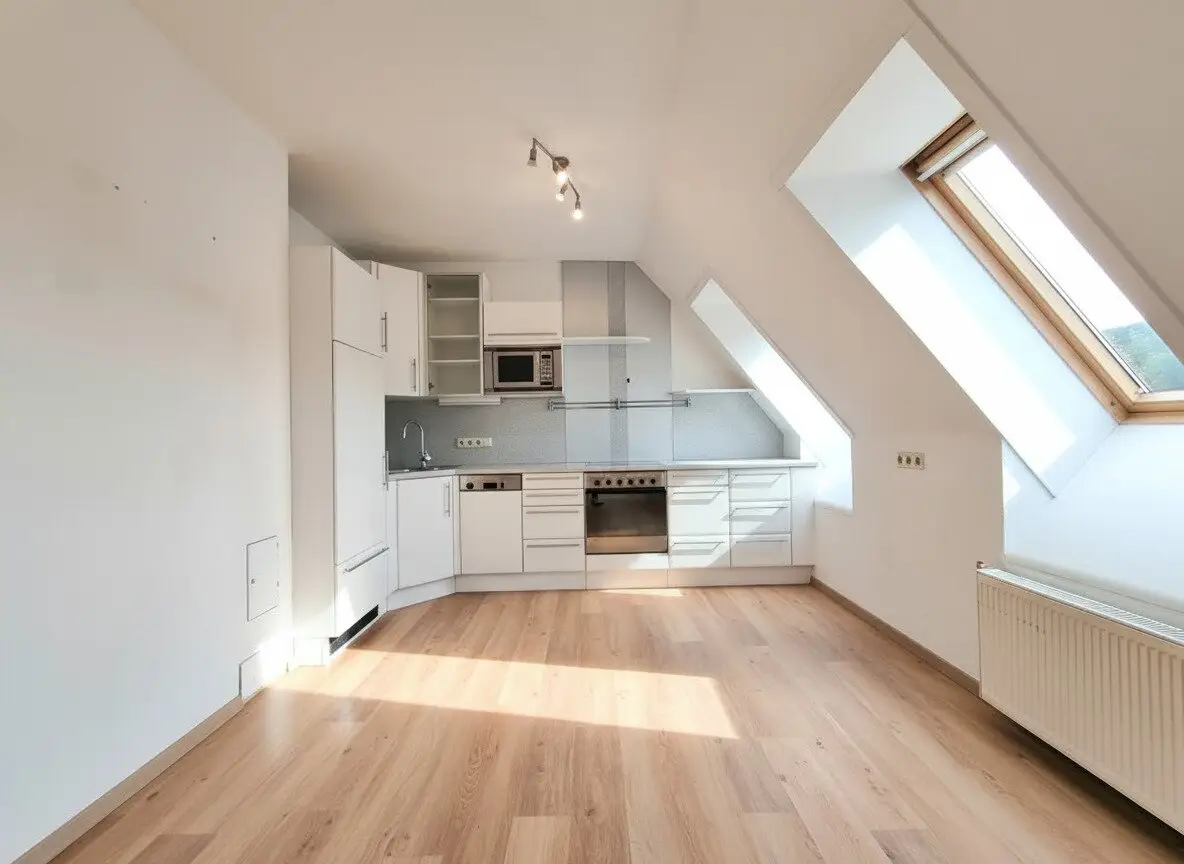 80 m² living area plus gallery | 4th floor with lift | Occupancy by agreement