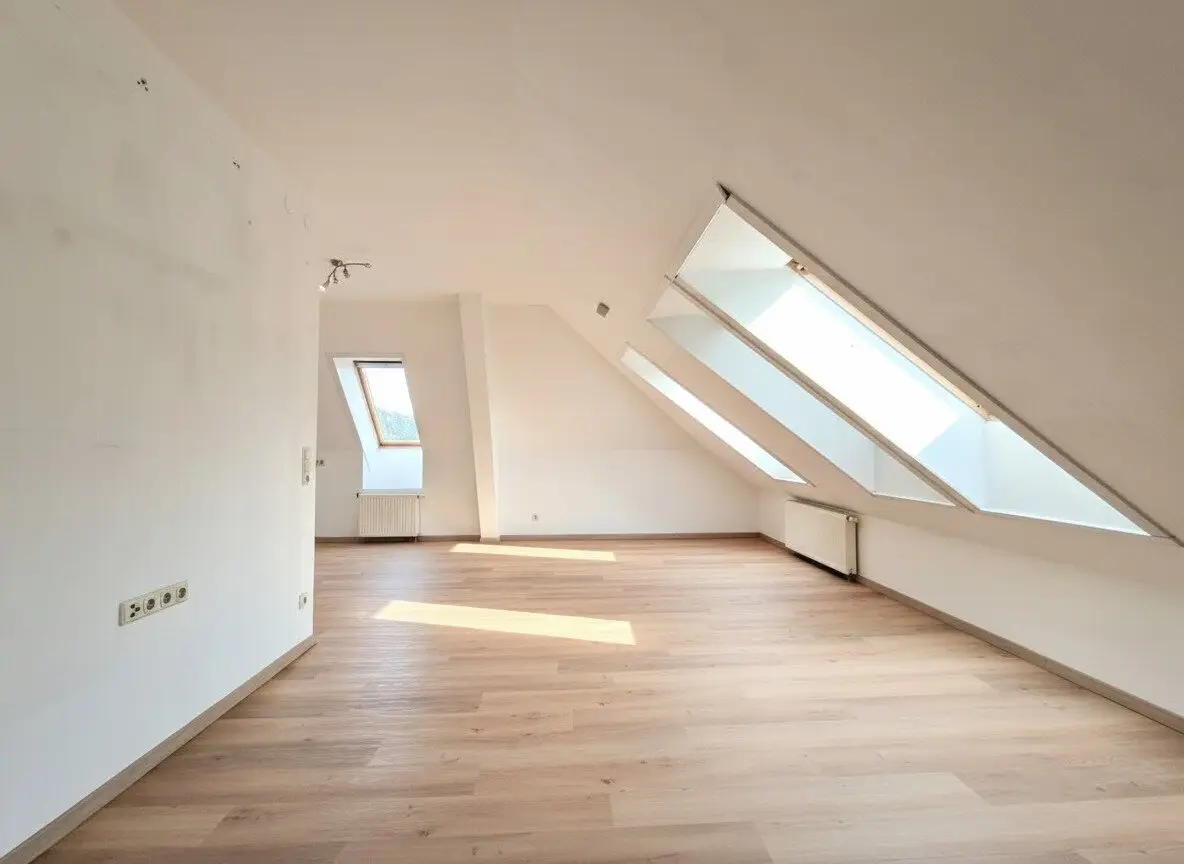 80 m² living area plus gallery | 4th floor with lift | Occupancy by agreement