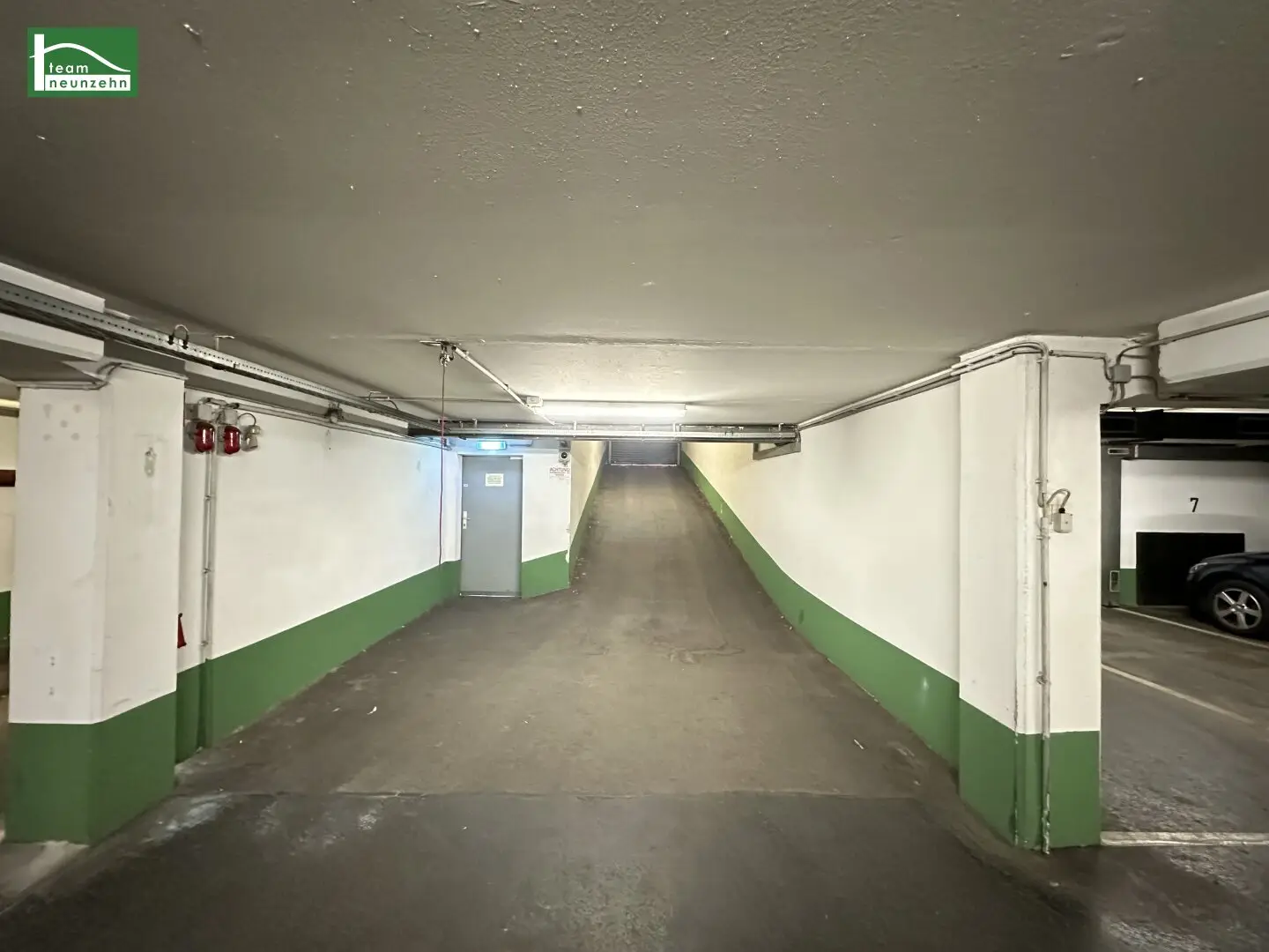 Open-ended garage parking space at Wiedner Hauptstraße 68