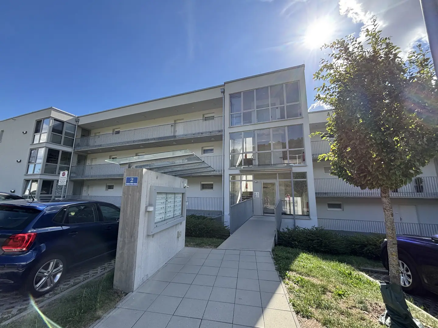 Neuwertige Wohnung in sonniger Siedlung mit Tiefgarage