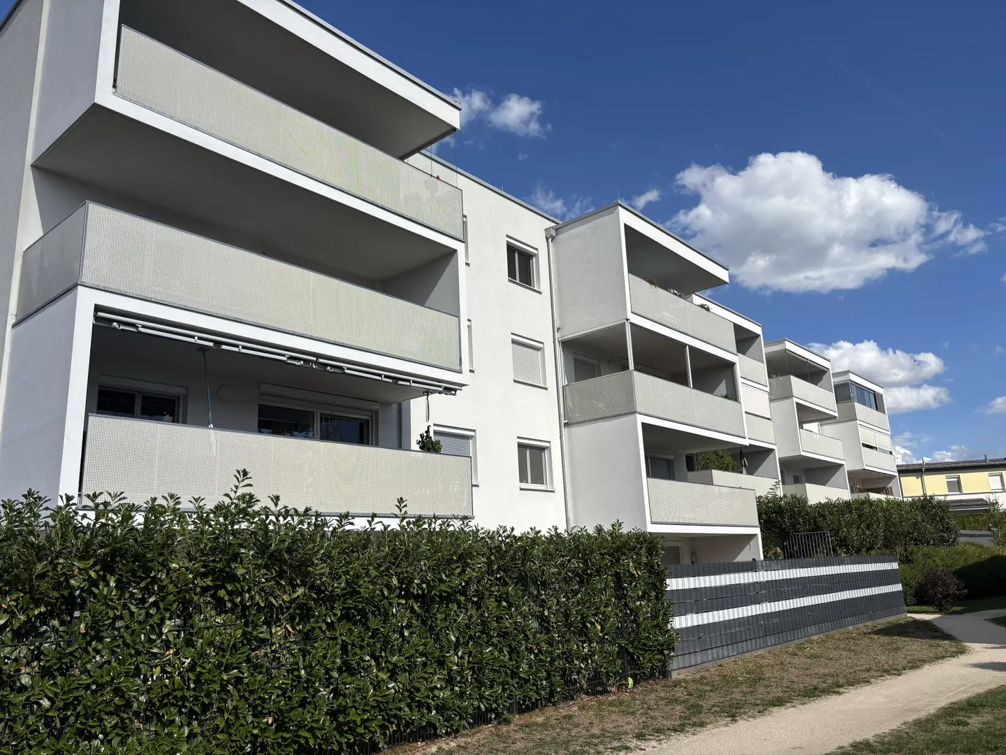 Neuwertige Wohnung in sonniger Siedlung mit Tiefgarage