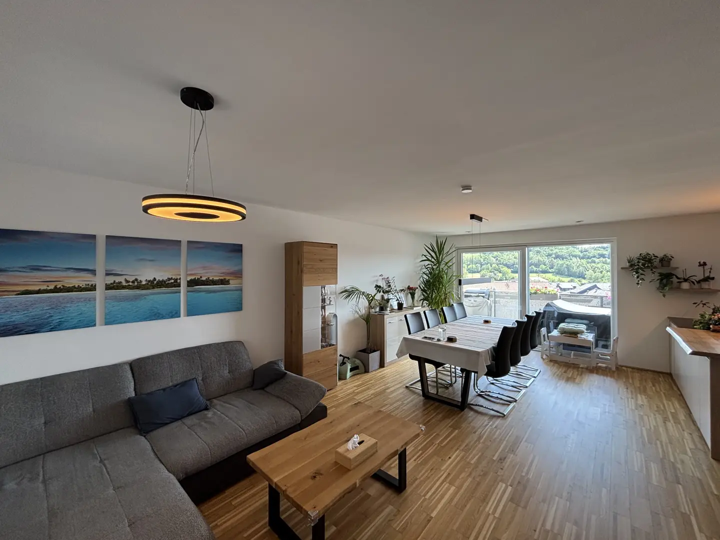 Neuwertige Wohnung in sonniger Siedlung mit Tiefgarage