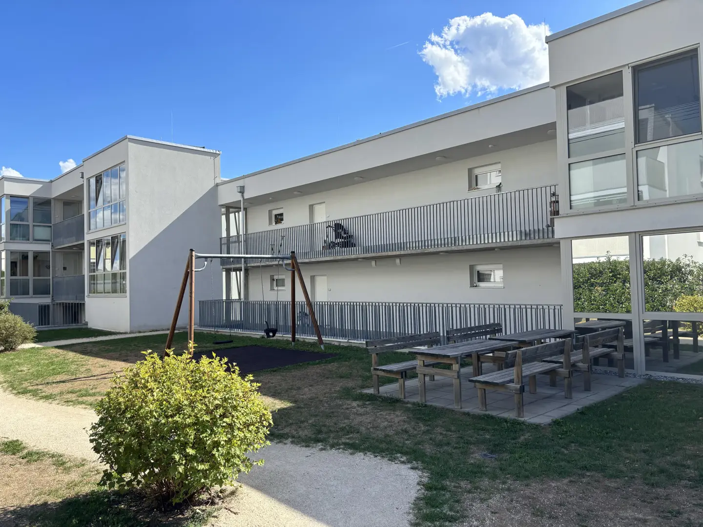Neuwertige Wohnung in sonniger Siedlung mit Tiefgarage