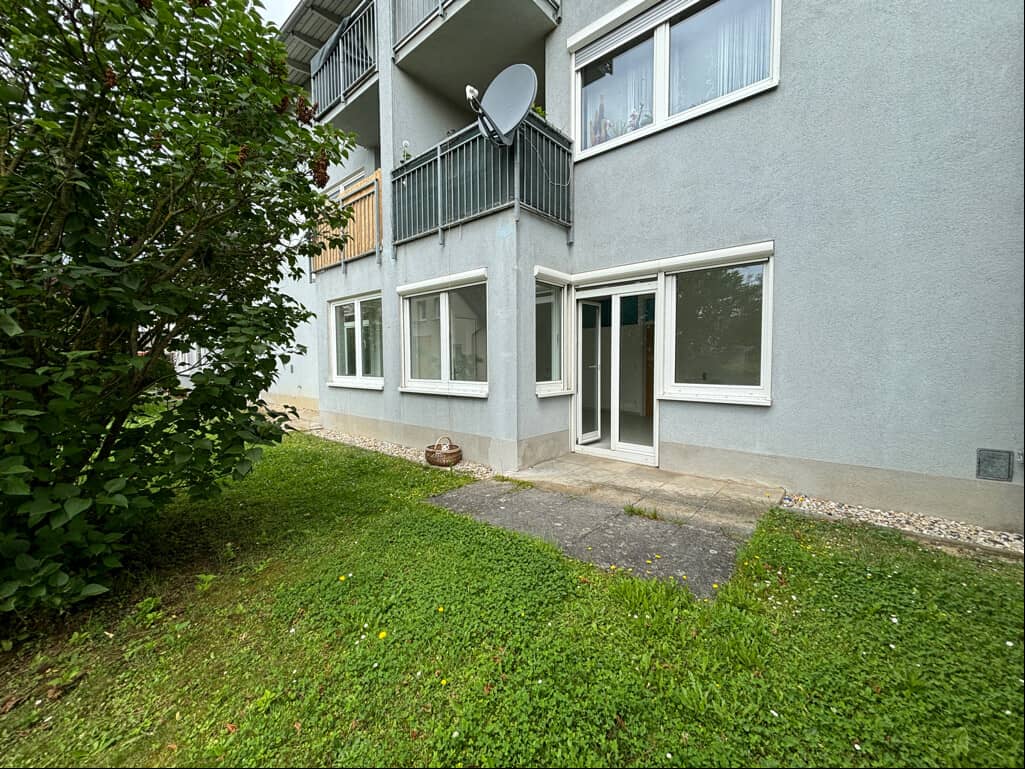 Erdgeschosswohnung mit Eigengarten und 2 Carports