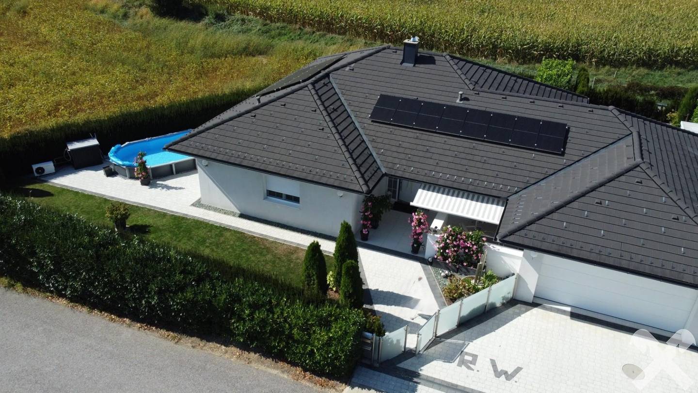 Accessible ground floor apartment with pool and garage