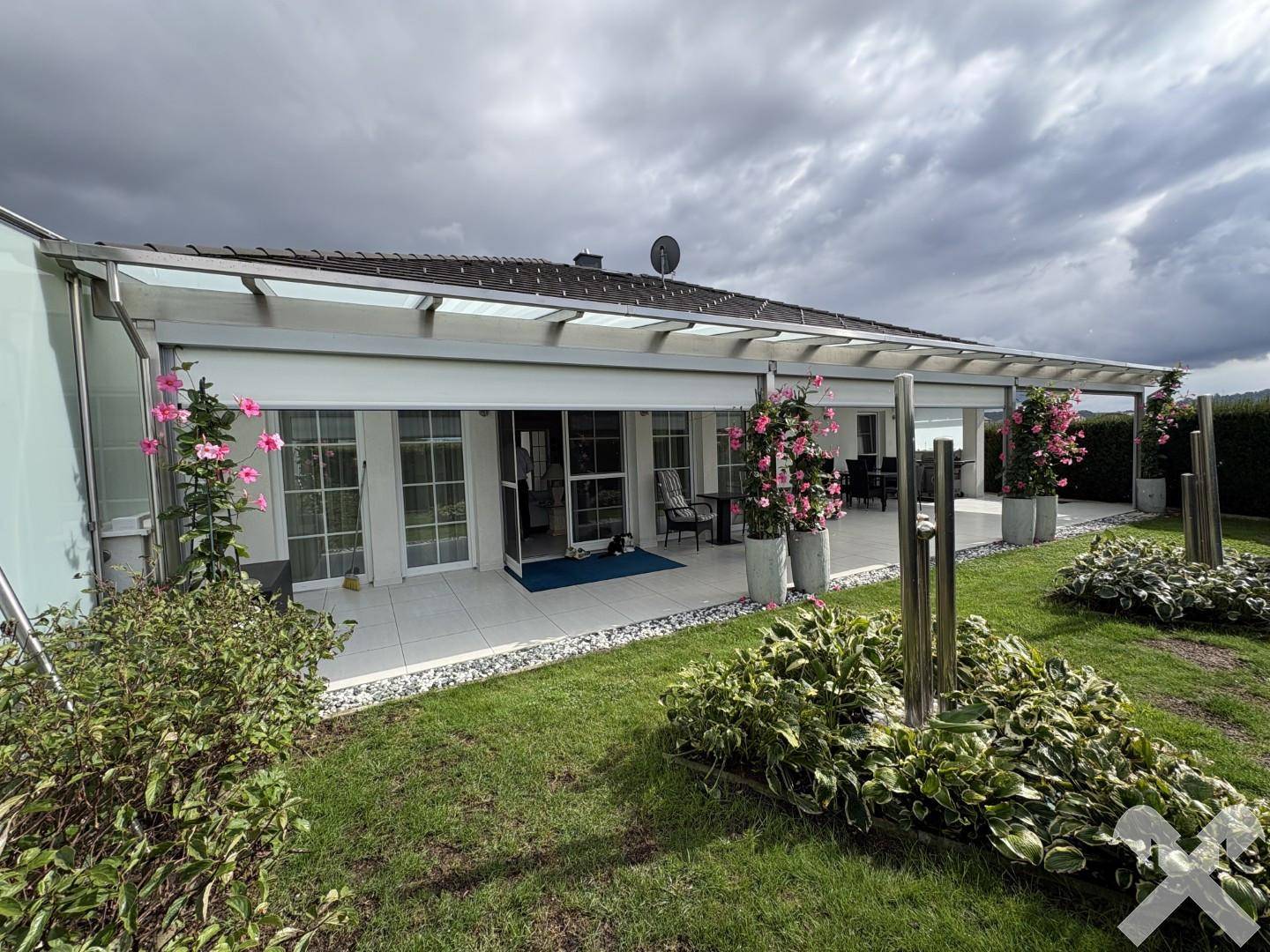 Accessible ground floor apartment with pool and garage