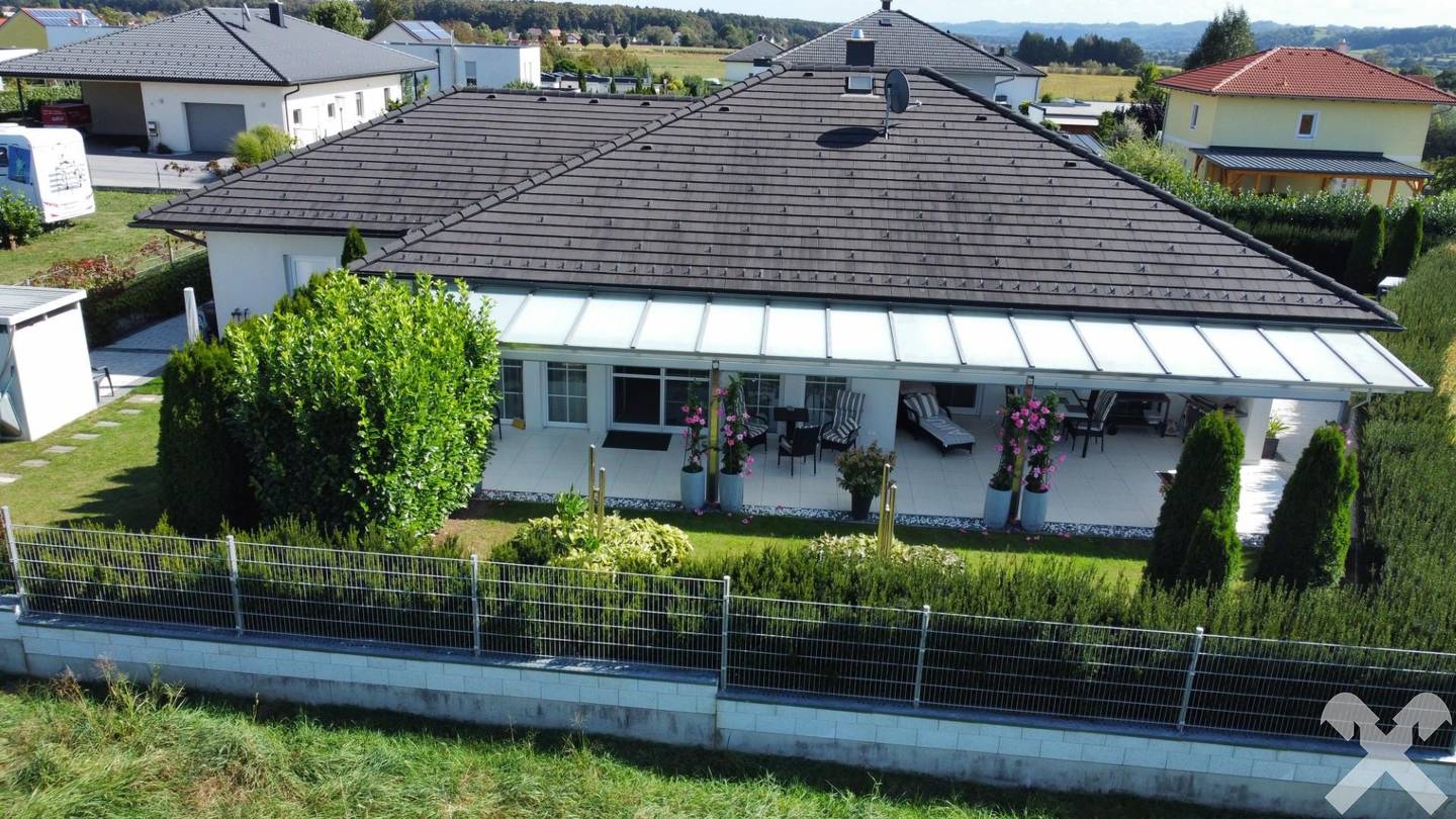 Accessible ground floor apartment with pool and garage