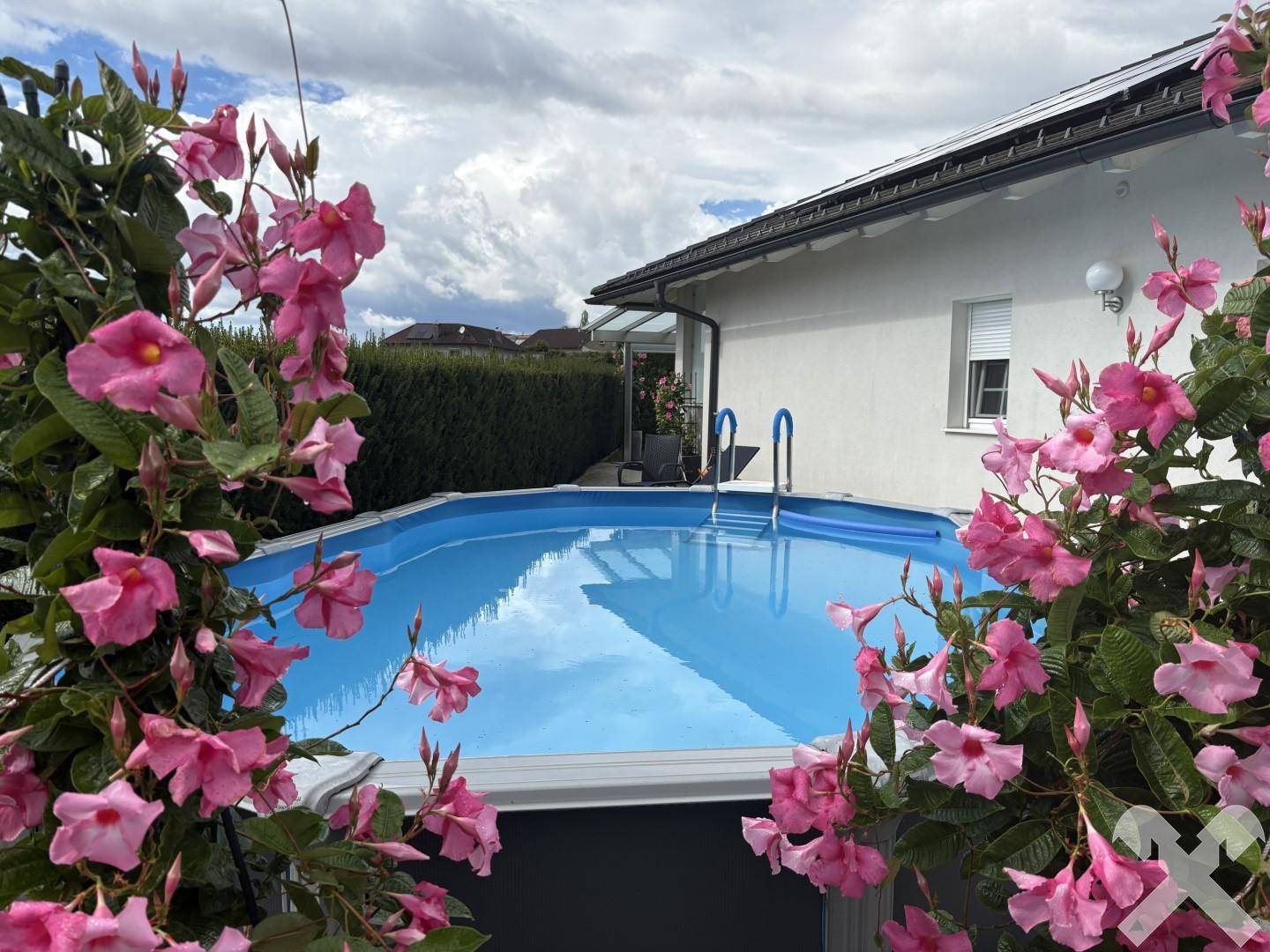 Accessible ground floor apartment with pool and garage