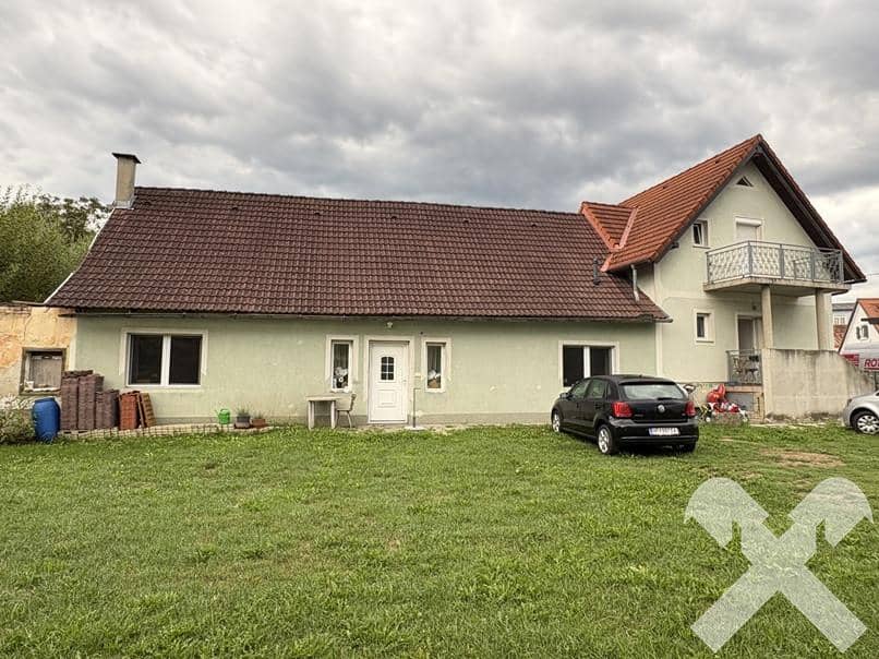 Family Wohnung with separate unit on a level plot