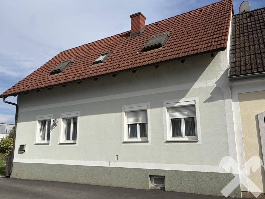 Family Wohnung with separate unit on a level plot