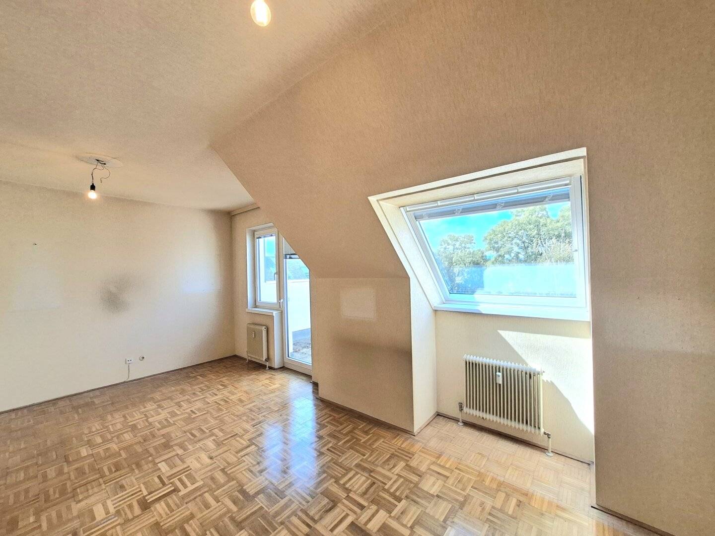 COMMISSION-FREE FROM THE OWNER! BEAUTIFUL 3-ROOM ATTIC APARTMENT WITH TERRACE