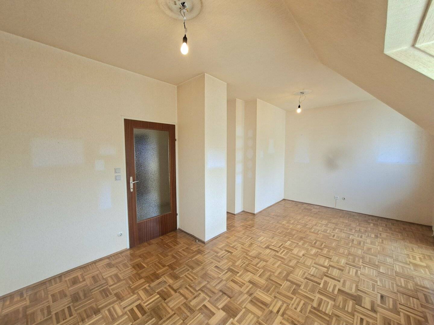 COMMISSION-FREE FROM THE OWNER! BEAUTIFUL 3-ROOM ATTIC APARTMENT WITH TERRACE