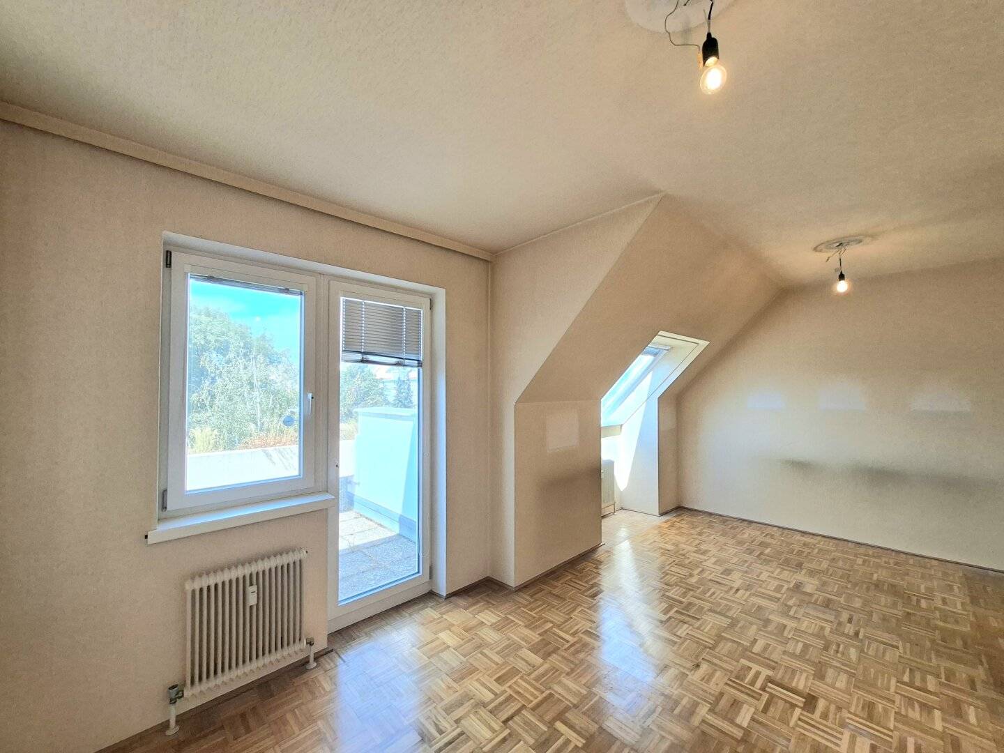 COMMISSION-FREE FROM THE OWNER! BEAUTIFUL 3-ROOM ATTIC APARTMENT WITH TERRACE