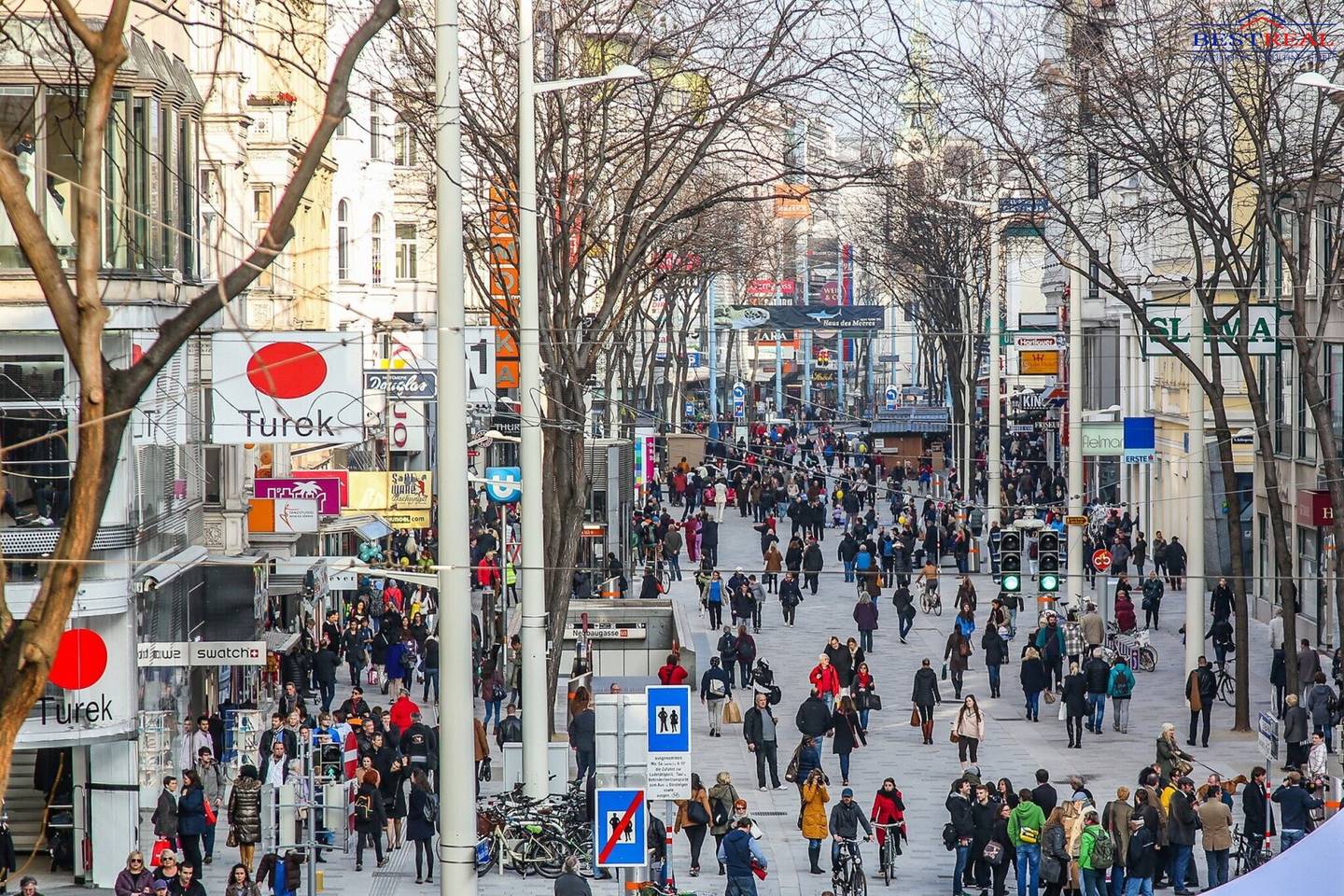 Attractive retail space with very good visibility and high pedestrian traffic