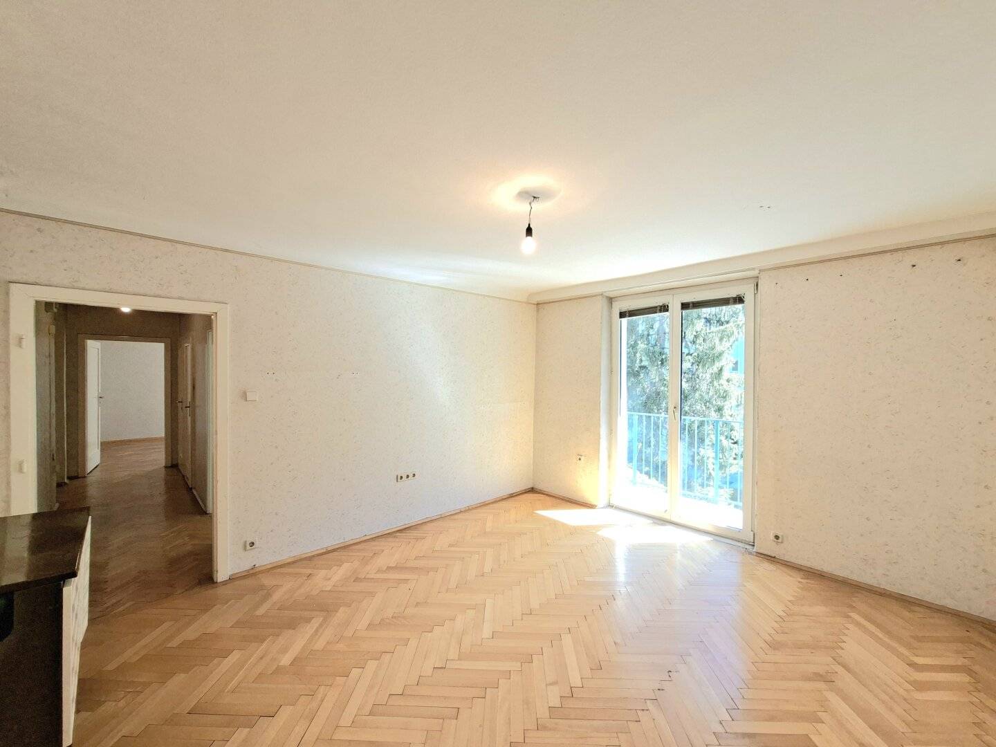 COMMISSION-FREE FROM OWNER! UNSANITIZED WELL-LAID-OUT 2-ROOM APARTMENT WITH BALCONY NEAR U4