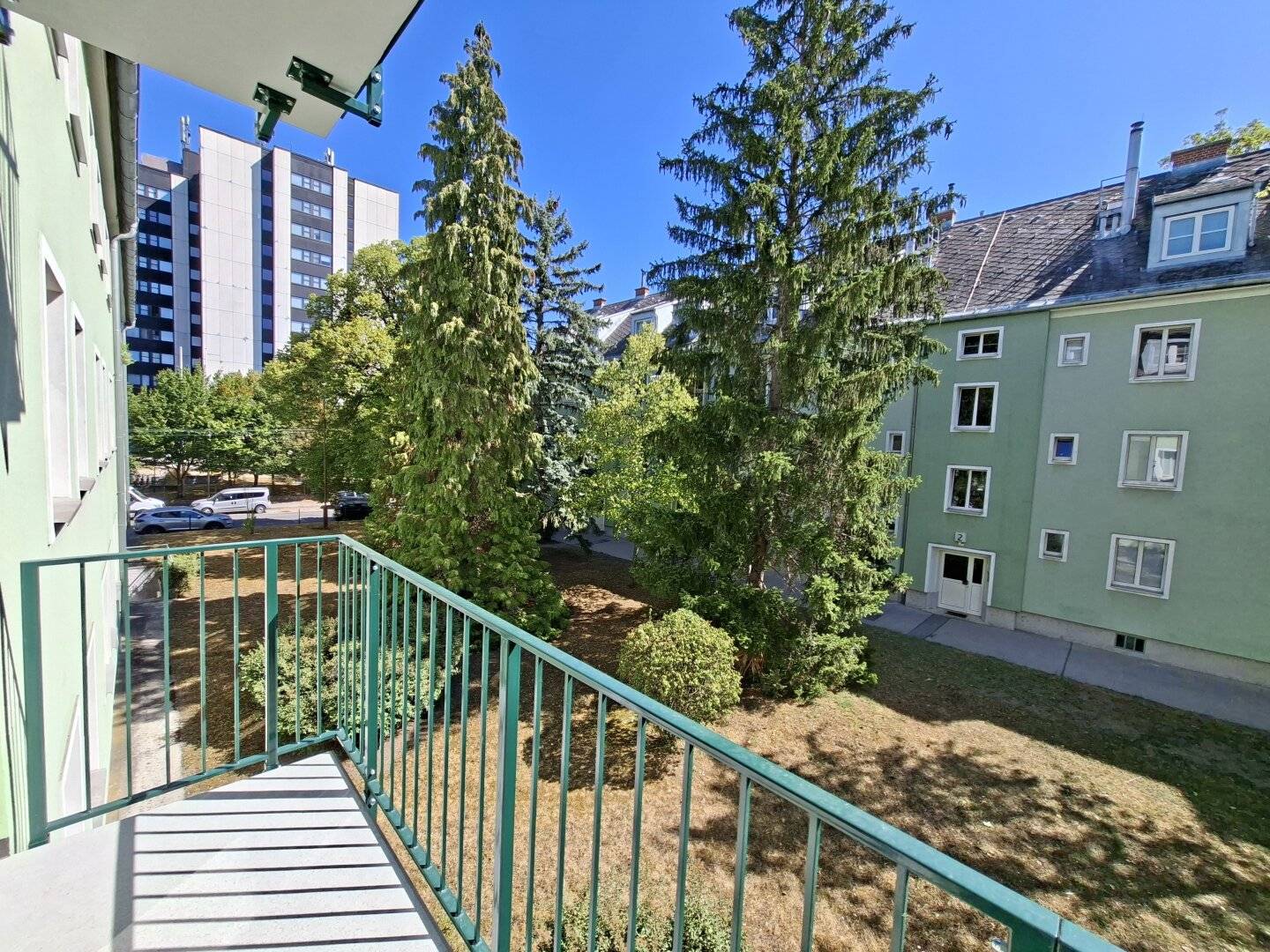 COMMISSION-FREE FROM OWNER! UNSANITIZED WELL-LAID-OUT 2-ROOM APARTMENT WITH BALCONY NEAR U4