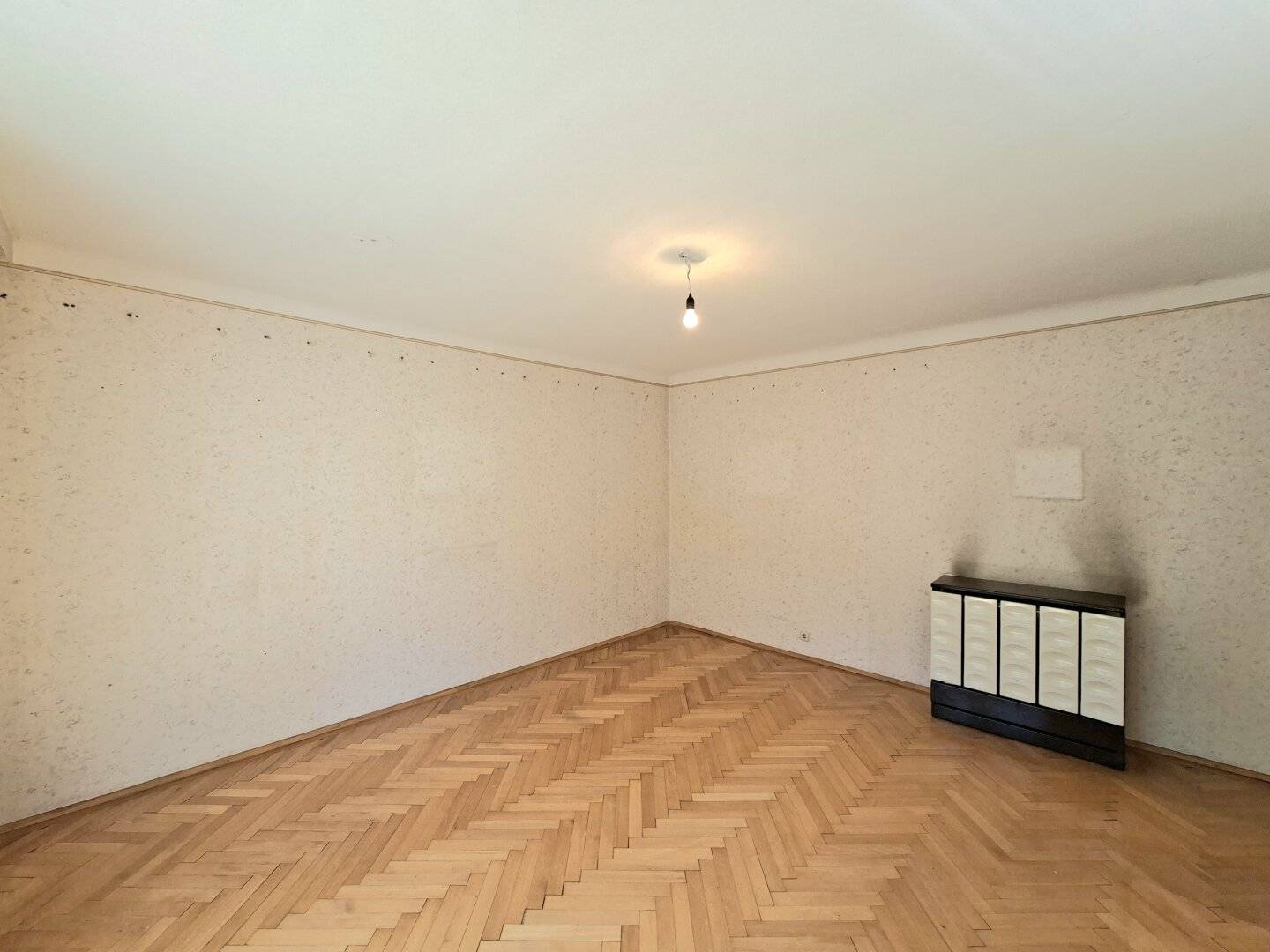 COMMISSION-FREE FROM OWNER! UNSANITIZED WELL-LAID-OUT 2-ROOM APARTMENT WITH BALCONY NEAR U4