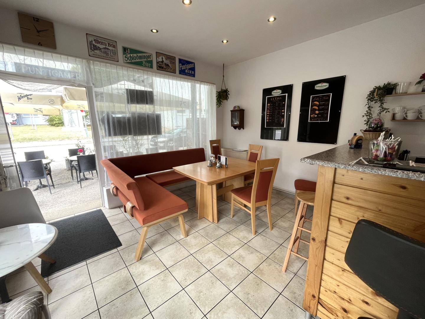 Outdoor seating and school proximity ideal for café Wohnung
