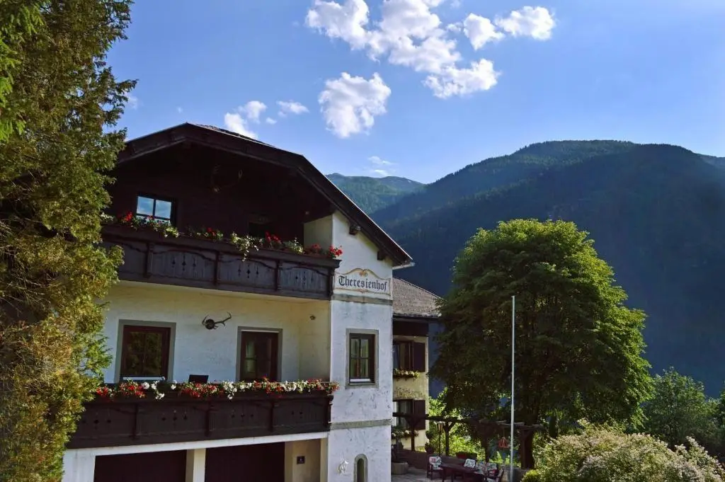 Panoramic lake view and private grounds holiday apartment