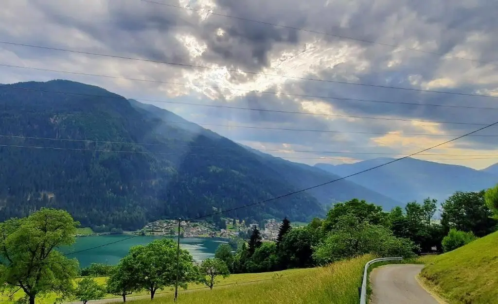 Panoramic lake view and private grounds holiday apartment