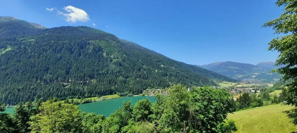 Panoramic lake view and private grounds holiday apartment