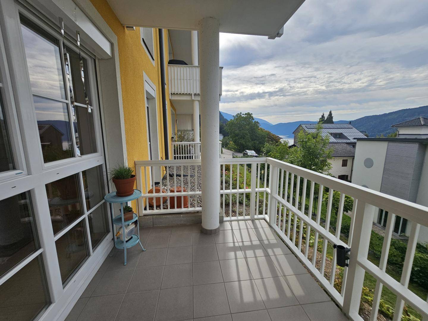 Erdgeschosswohnung mit Privatgarten und Seeblick
