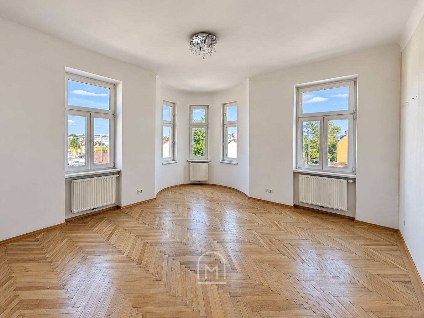 Bright Altbauwohnung with bay window and green view