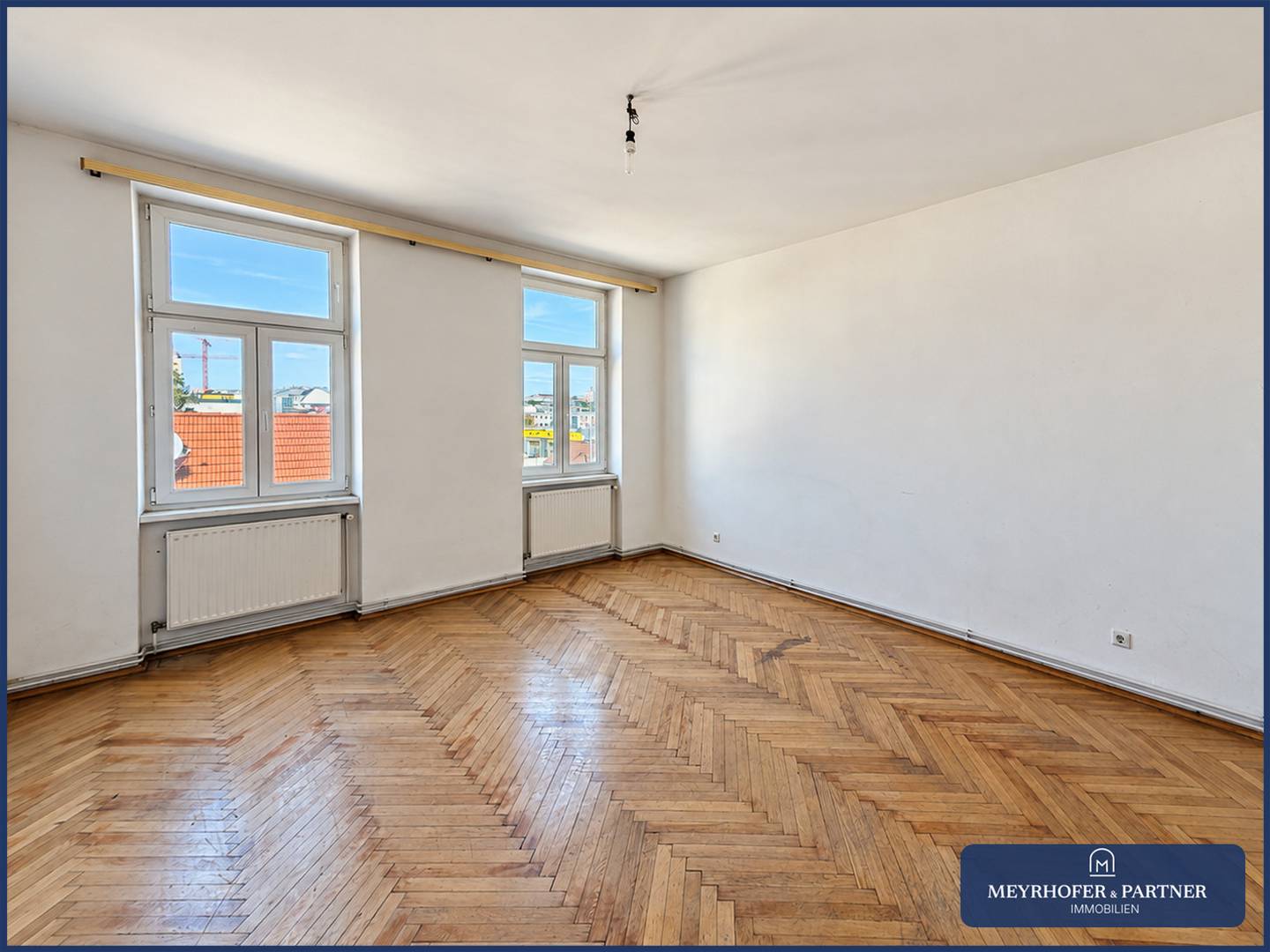 Altbauwohnung with herringbone parquet near Schönbrunn