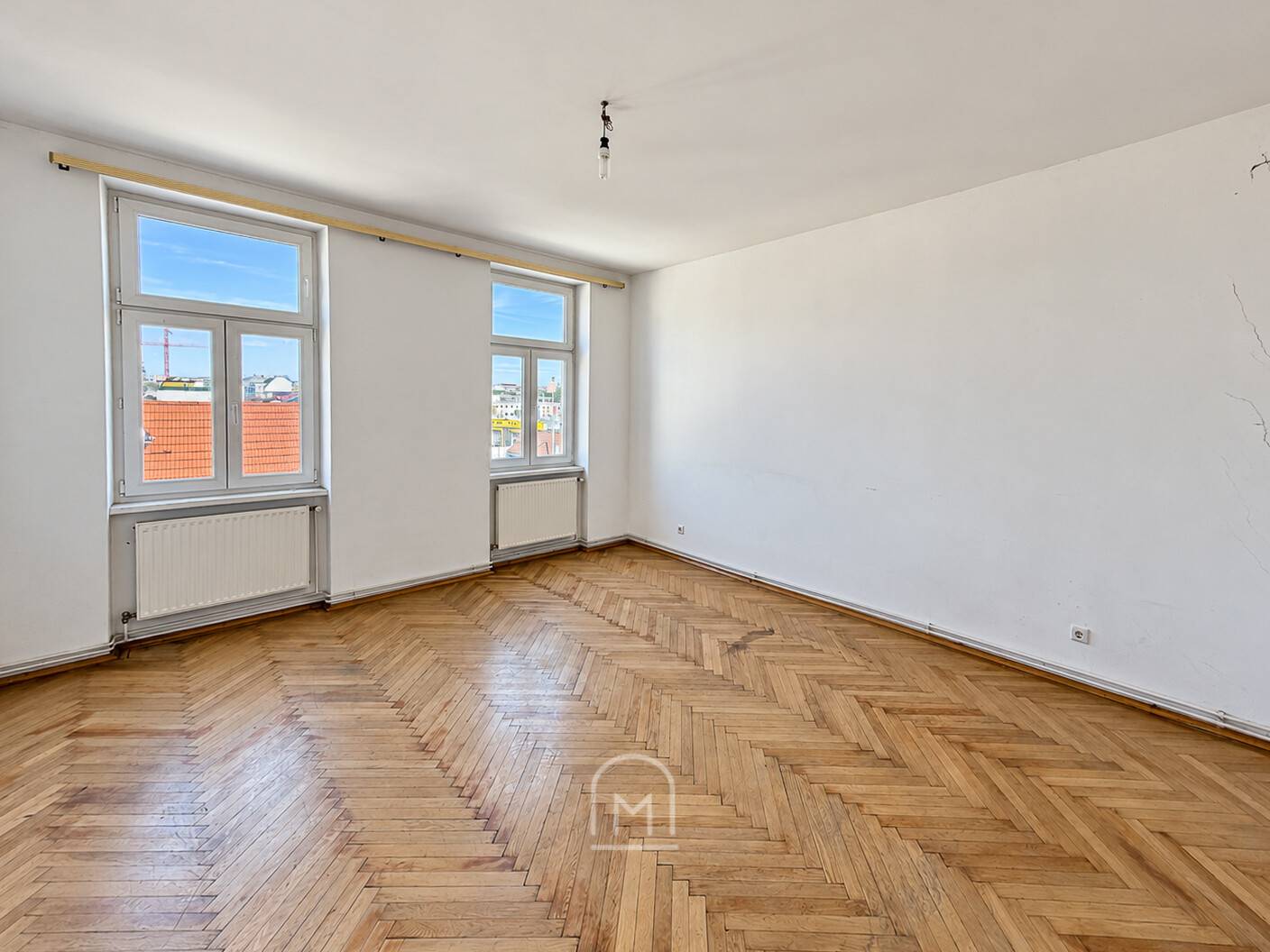 Altbauwohnung with herringbone parquet near Schönbrunn