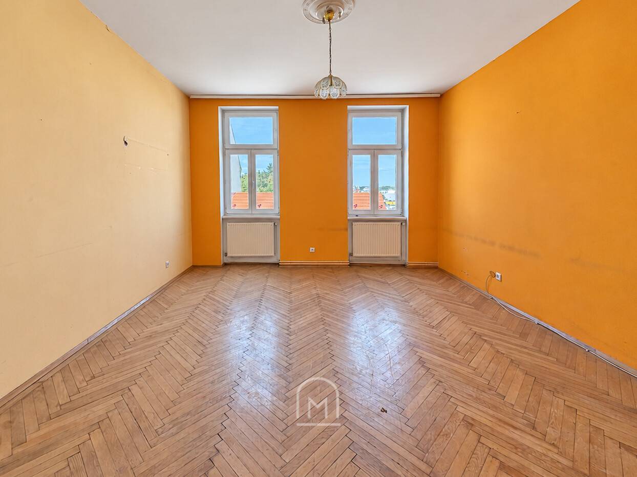 Altbauwohnung with herringbone parquet near Schönbrunn